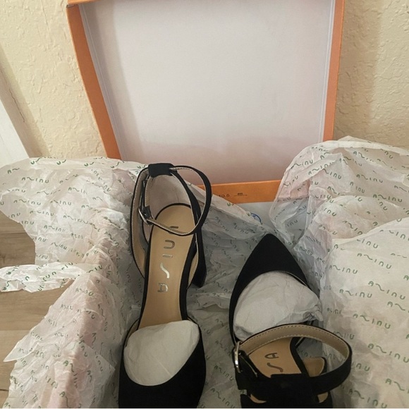 Like NEW Unisa Unmyia Black MicroSuede Block Heel. - Picture 5 of 6